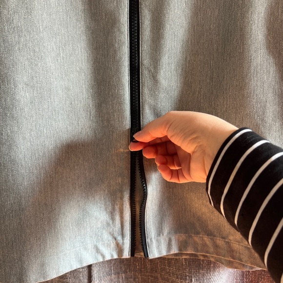 Mondetta brand tailored gray hooded women's zippered raincoat - size Large - Picture 4 of 16